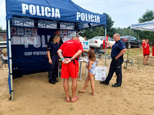 policjanci z najmłodszymi podczas festynu