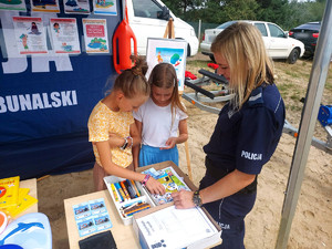 policjanci z najmłodszymi podczas festynu