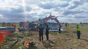 miejsce wypadku lotniczego, służby ratownicze pracują przy wraku samolotu