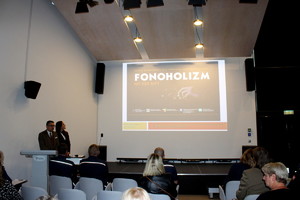 na zdjęciu widać slajd prezentacji dotyczącej zjawiska fonoholizmu