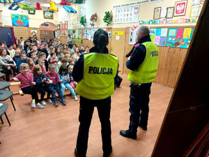 policjanci podczas spotkania z uczniami
