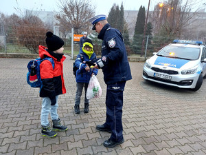 policjanci podczas działań Bezpieczna droga z Mikołajem