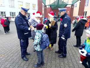 policjanci podczas działań Bezpieczna droga z Mikołajem