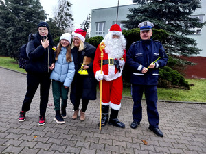 policjanci podczas działań Bezpieczna droga z Mikołajem