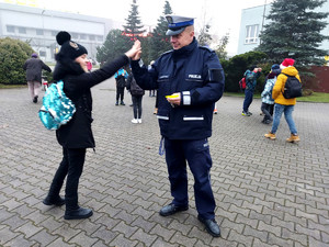 policjanci podczas działań Bezpieczna droga z Mikołajem