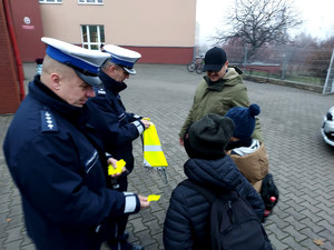 policjanci podczas działań Bezpieczna droga z Mikołajem