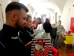 policjanci rozdają prezenty podopiecznym domu dziecka