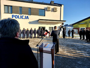 Kapelan Policji Województwa Łódzkiego podczas święcenia posterunku