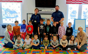 policjanci podczas wizyty w Akademii Malucha razem z dziećmi