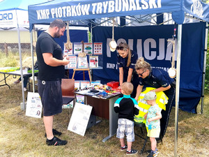 Policjanci podczas pikniku.