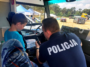 Policjanci podczas pikniku.