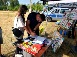 Policjanci podczas pikniku.