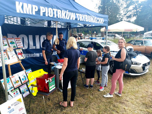 Policjanci podczas pikniku.