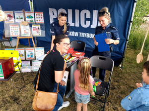 Policjanci podczas pikniku.