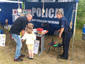 Policjanci podczas pikniku.