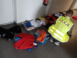 Policjant przy podrobionej odzieży.