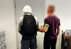 policjant z zatrzymanym.
