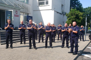 Policjanci po ukończeniu robienia pompek.