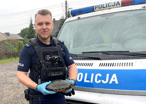 Policjant z żółwiem.
