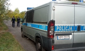 policjanci podczas kontroli ogródków działkowych.