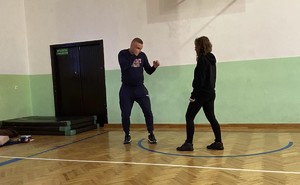 Policjanci oraz pracownica podczas spotkania z uczniami.