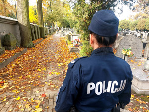 Policjantka podczas patrolu na  cmentarzu.