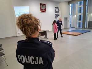 Policjanci podczas spotkania z pracownikami MOPR.