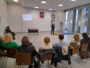 Policjanci podczas spotkania z pracownikami MOPR.