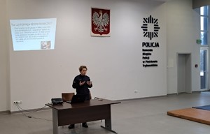 Policjanci podczas spotkania z pracownikami MOPR.