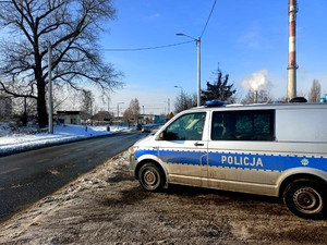 Policyjny radiowóz w rejonie przejazdu kolejowego przy ulicy Rolniczej.