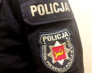 Emblemat Oddziału Prewencji Policji w Łodzi na policyjnym mundurze.