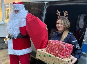 Policjanci wraz z Mikołajem w odwiedzinach w Domu Małego Dziecka.