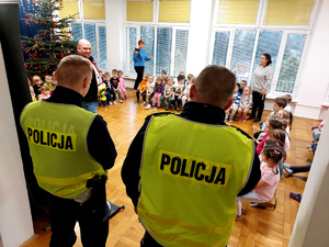 Policjanci podczas spotkania w przedszkolu.