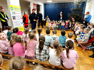 Policjanci podczas spotkania w przedszkolu.