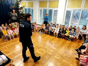 Policjanci podczas spotkania w przedszkolu.