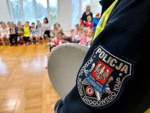 Policjanci podczas spotkania w przedszkolu.