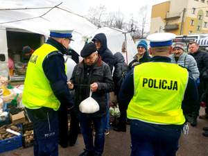 Policjanci podczas wizyty na targowisku miejskim.