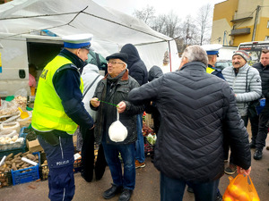 Policjanci podczas wizyty na targowisku miejskim.