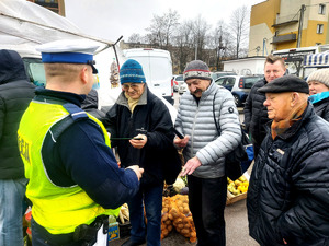 Policjanci podczas wizyty na targowisku miejskim.