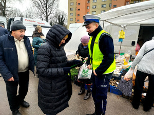 Policjanci podczas wizyty na targowisku miejskim.