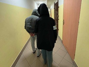 policjantka z zatrzymanym.