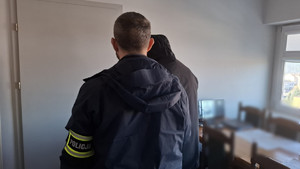 Policjant z zatrzymanym.