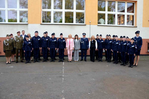 Klasa policyjna wraz z policjantami i żołnierzami.