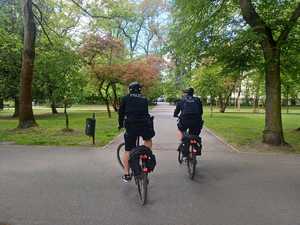 Policyjny patrol rowerowy.