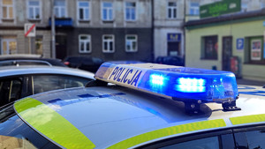 Policyjne sygnały świetlne na radiowozie oznakowanym.