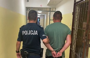 Policjant wraz z zatrzymanym.