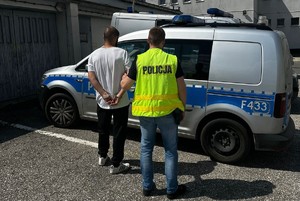 Policjant z zatrzymanym.