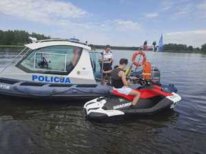 Policjanci podczas kontroli.