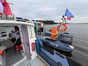 Policjanci podczas kontroli.