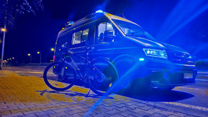 Policyjny radiowóz a obok rower.